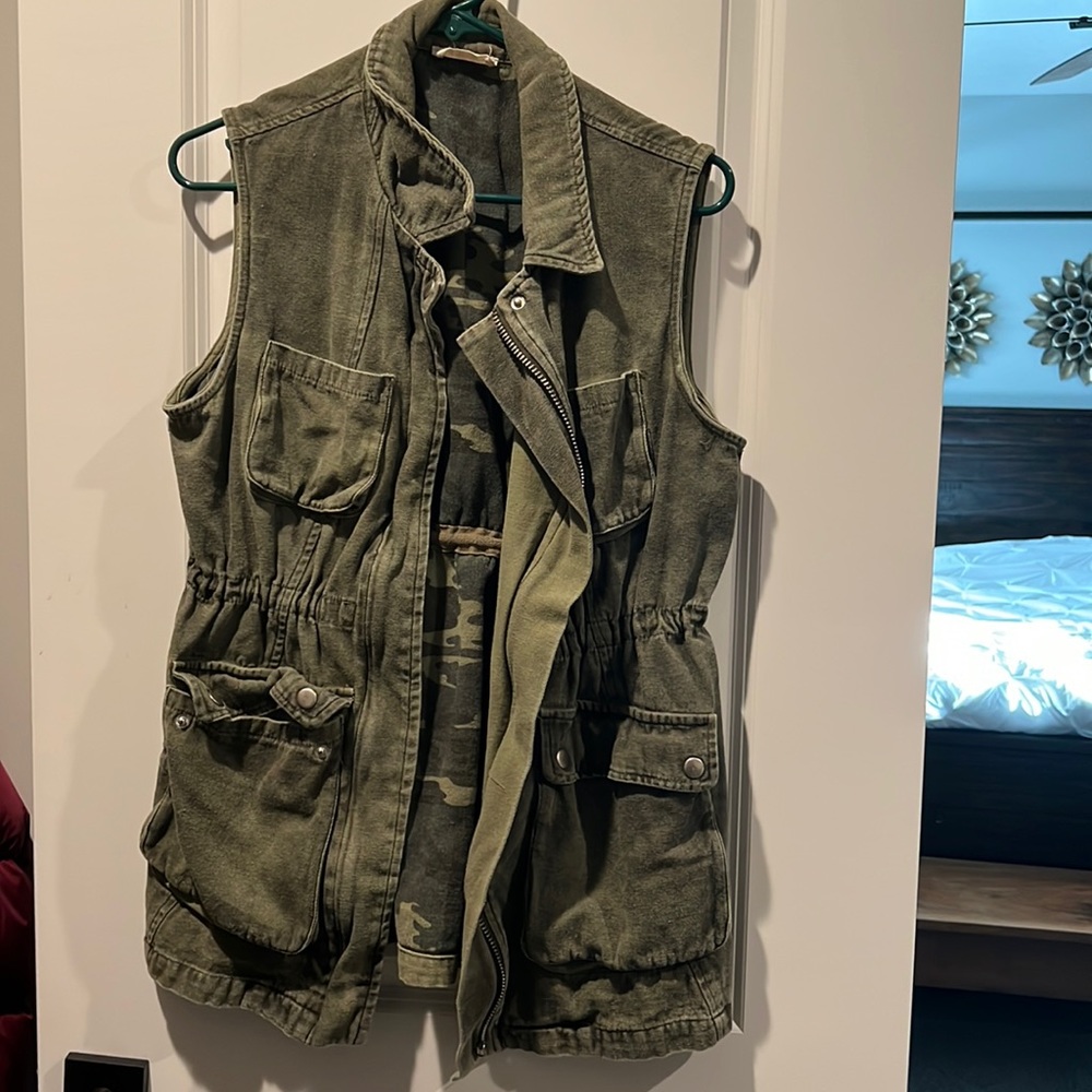 EUC cinched waist cargo vest | M